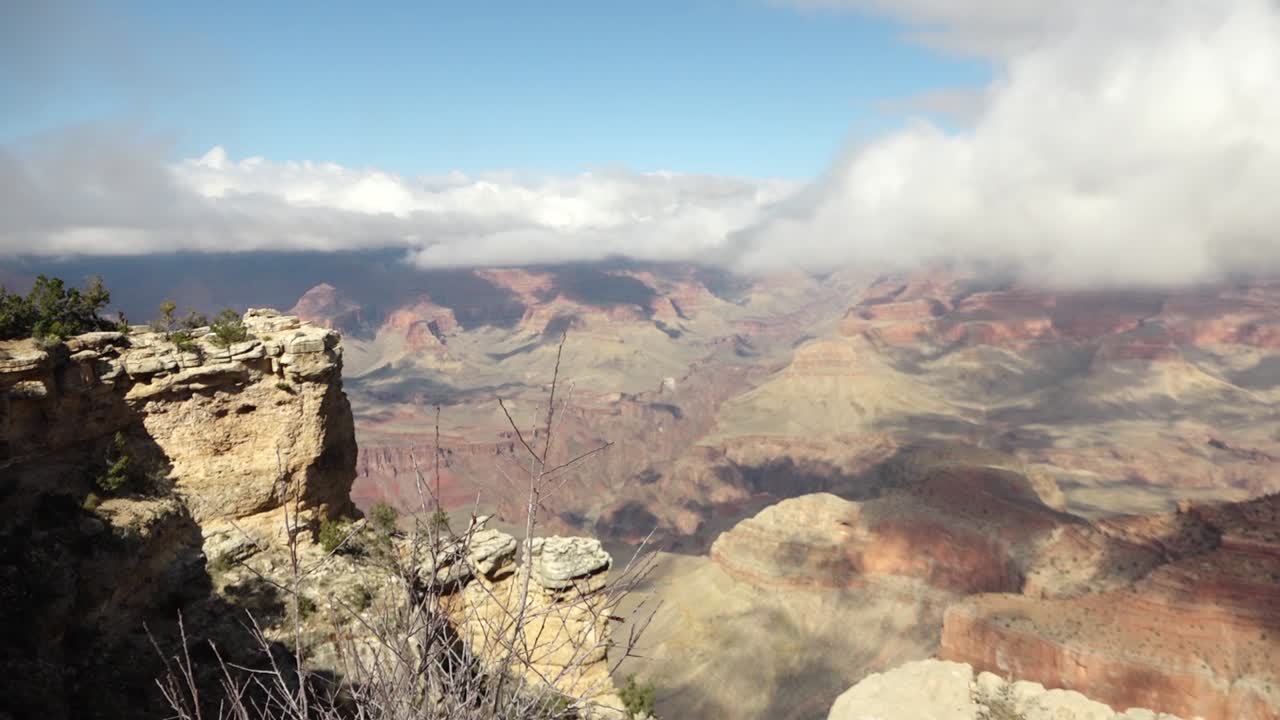 una panorámica lenta del gran cañón, tomada desde el borde sur