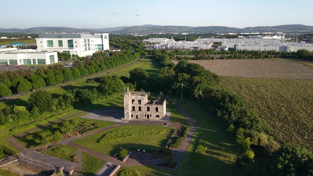 Parco industriale di Grange Castle alla calda luce della sera, Dublino, Irlanda. Panorama scenografico con drone.