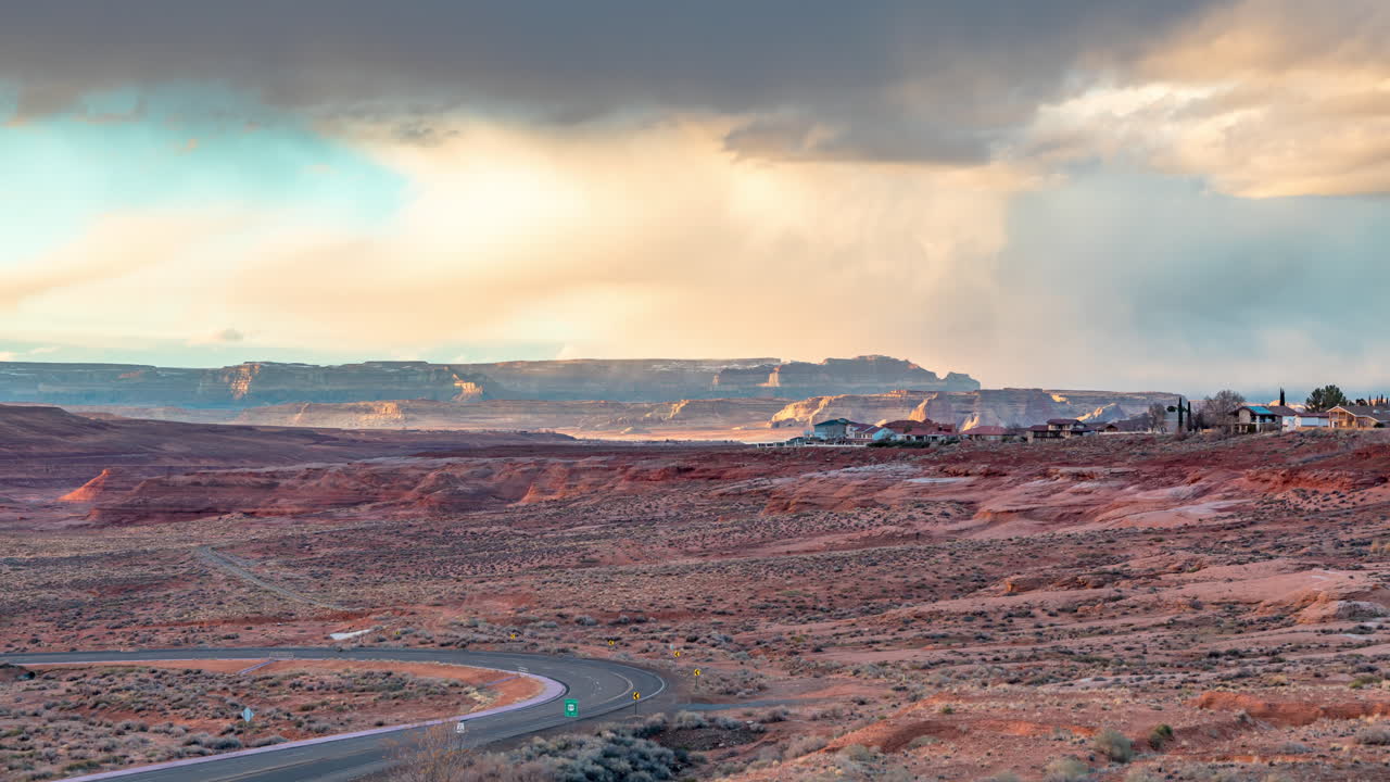 애리조나 주 페이지의 해가 뜨는 사막 풍경을 가로지르는 경치 좋은 경로
