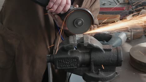 chispas durante el corte de metal por una molienda angular. el trabajador corta la esquina de metal.