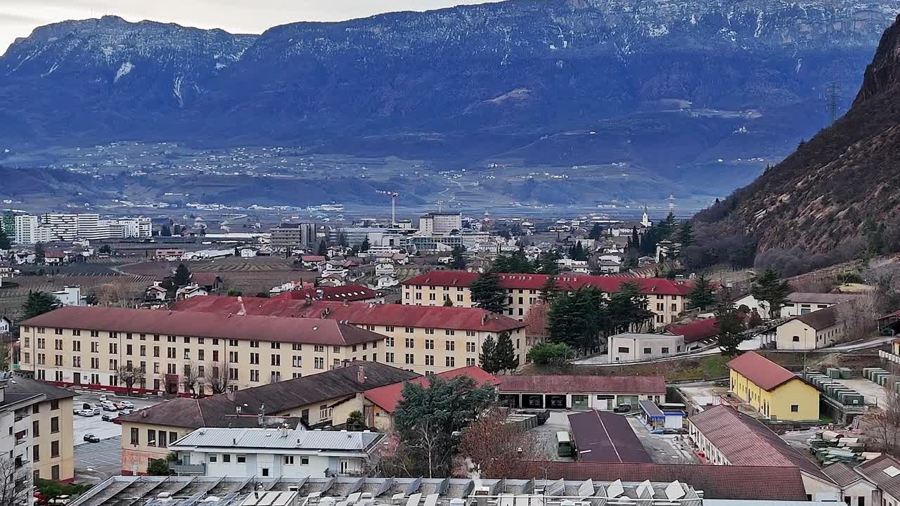 Vista sulle montagne e sulla città nella regione alpina italiana
