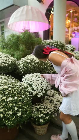 una mujer rodeada de flores.