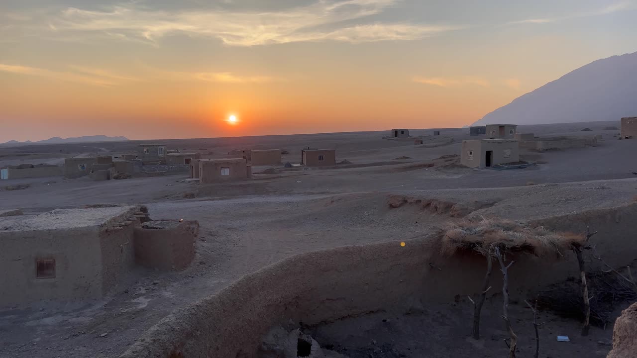 puesta de sol de invierno en el horizonte del desierto en irán medio oriente clima cálido seco oasis en zona rural abandonada granada jardín qanat sistema de agua de manantial y amplio paisaje del horizonte hacen un tiempo dorado