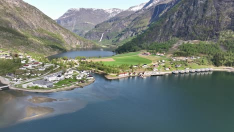 skolden y el lago eidsvatnet en noruega - hermosa vista aérea de la primavera