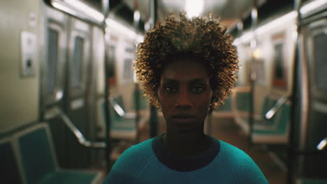 retrato de una hermosa mujer negra feliz de pie