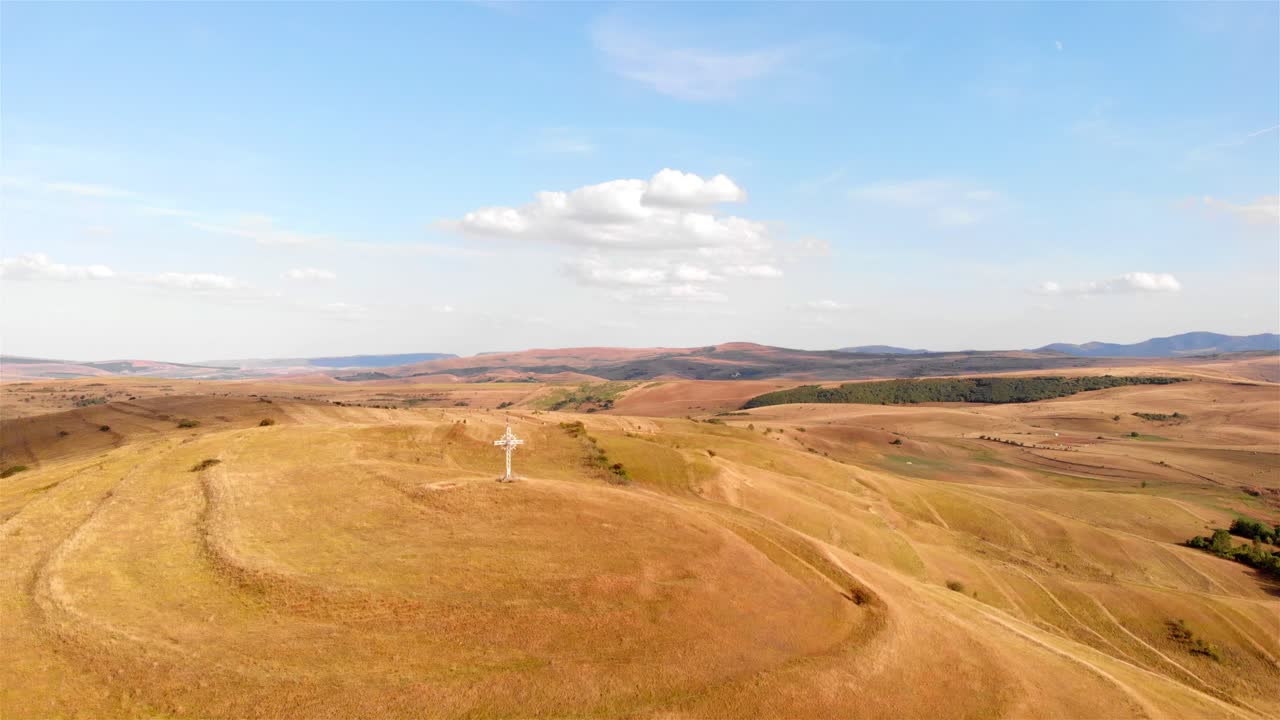 언덕 꼭대기 에 있는 십자가 의 공중 사진