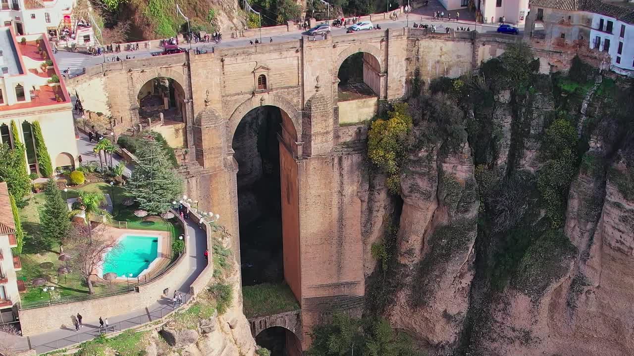 Vista del ponte di Ronda su una gola a Malaga, in Spagna, durante il giorno