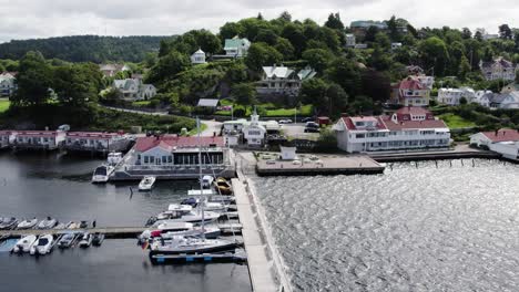 Terminal-Lykkorna-Brygga,-Unterkünfte-Und-Fischrestaurants-In-Ljungskile,-Bohuslan,-Schweden