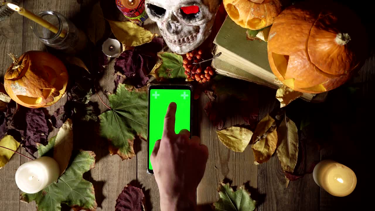 할로윈 장식 의 배경 에 초록색 스크린 을 가진 전화 를 사용