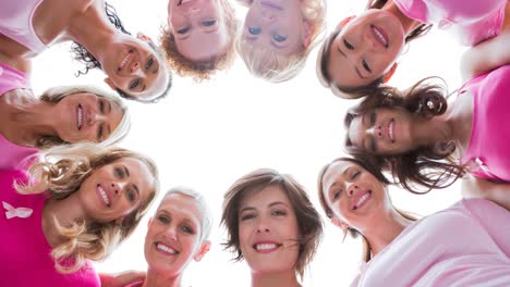 retrato de un grupo diverso de mujeres sonrientes al aire libre en el sol desde abajo