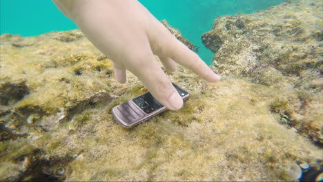 The-Smartphone-Is-Drowning-In-The-Sea-Water-Around-The-Swimming-Fish-Freedom-From-Tecnología