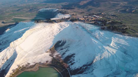 Montaña-Mineral-De-Calcita-Blanca-Con-Aguas-Termales-Humeantes,-Aguas-Minerales,-Formaciones-De-Depósitos-Minerales-De-Piedra-Caliza