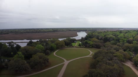 Amplia-Toma-Aérea-Panorámica-De-La-Histórica-Plantación-De-Middleton-Place-A-Lo-Largo-Del-Río-Ashley-En-La-Zona-Baja-De-Carolina-Del-Sur.