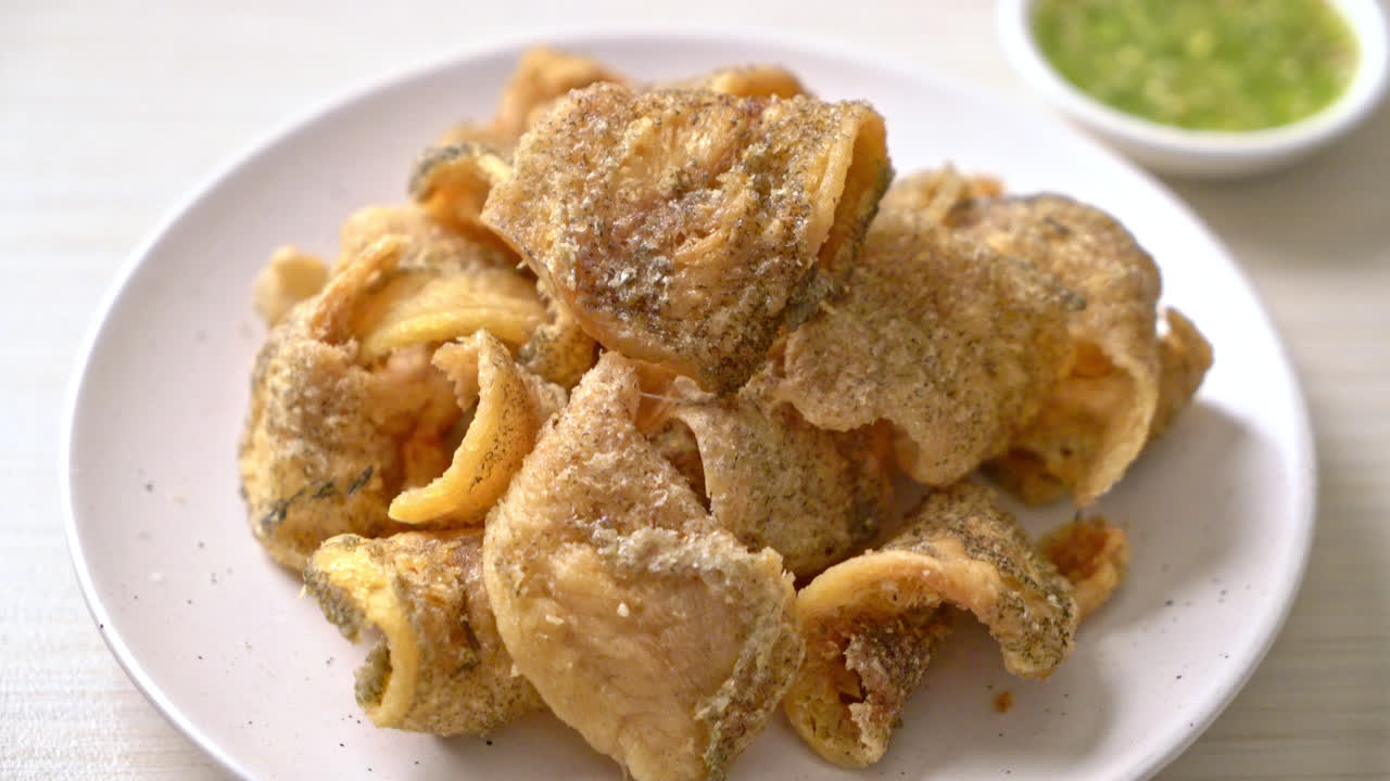 매콤한 해산물 소스를 곁들인 바삭한 구라미 생선