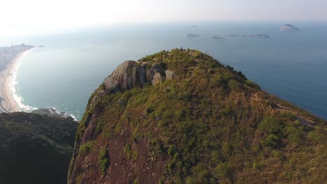 toma aérea de drones de adultos jóvenes en la cima de una montaña brasileña disfrutando de la vista