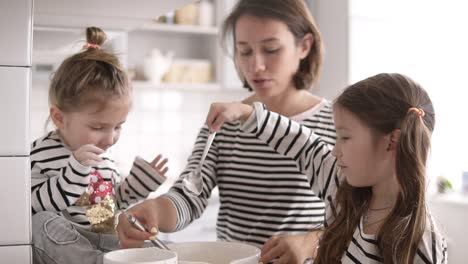 Mädchen-Mit-Langen-Brünetten-Haaren-Und-Ihre-Schwester-Helfen-Ihrer-Mutter-In-Der-Küche