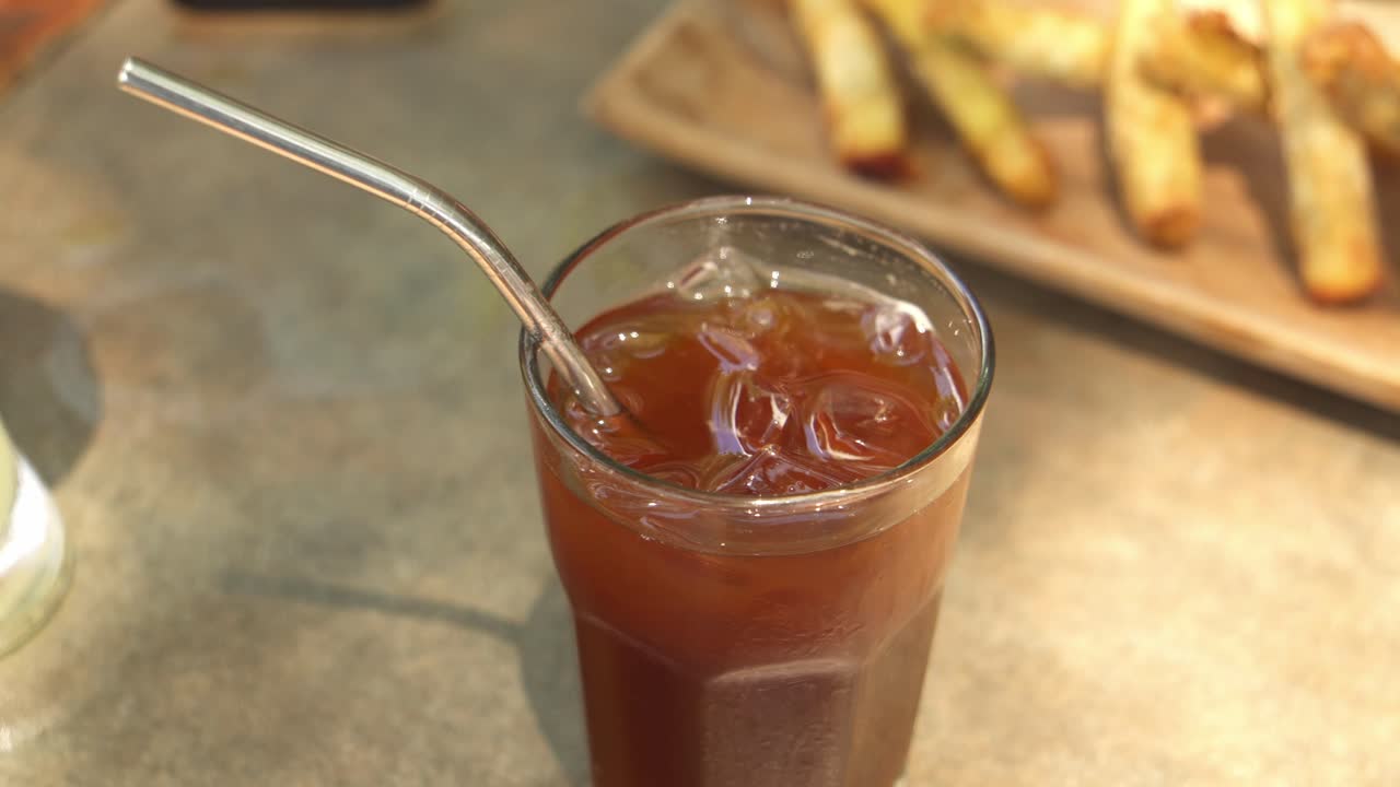 Caffè freddo con patatine fritte