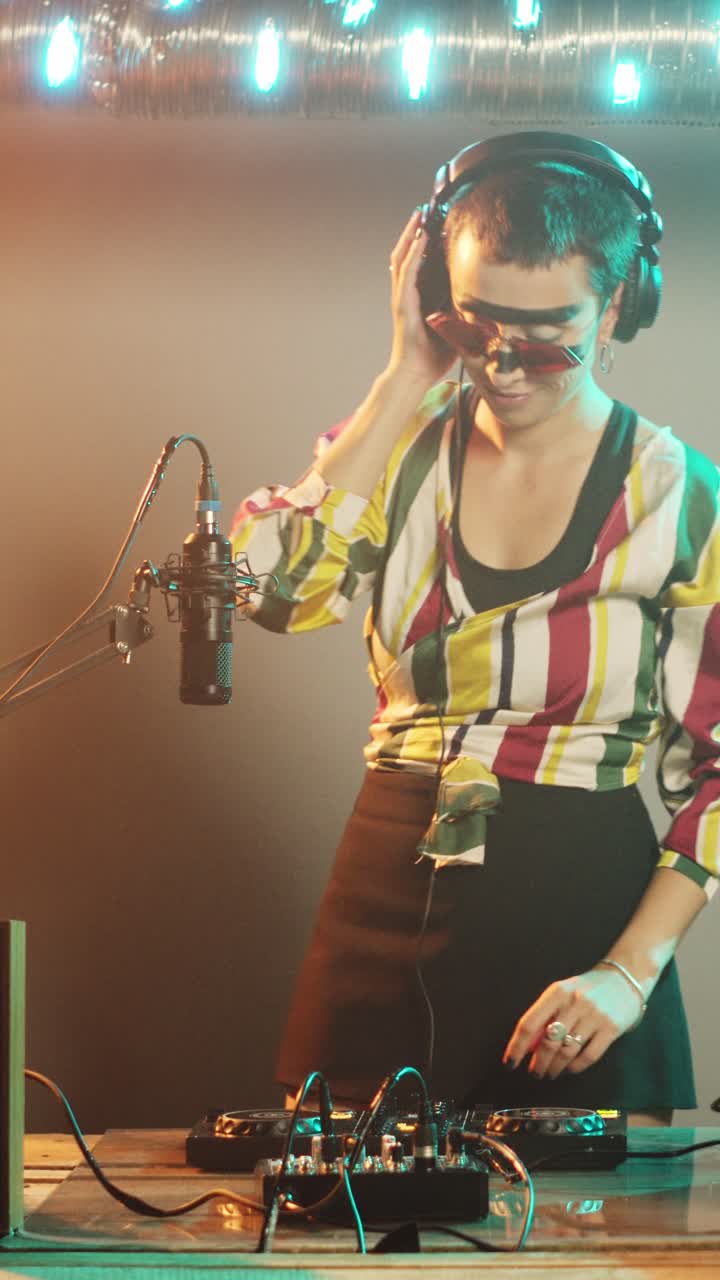 DJターンテーブルで曲をかける、縦型動画に最適な女性