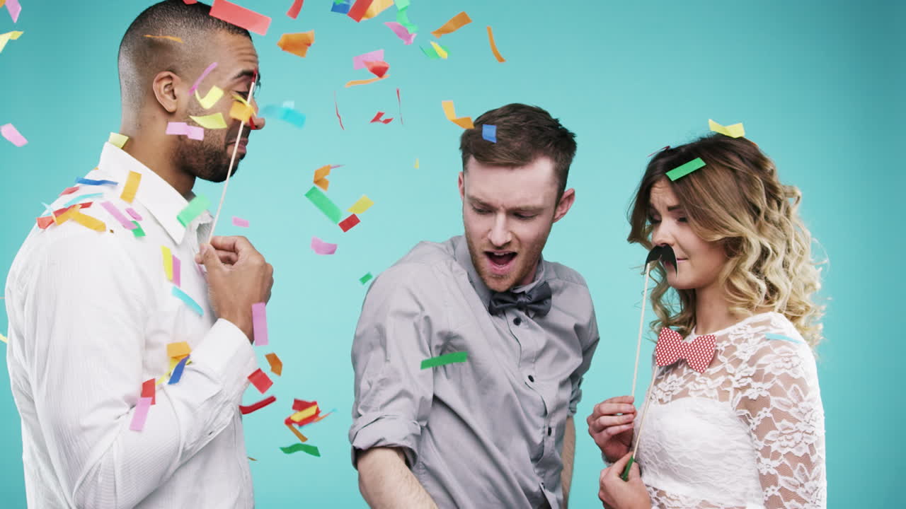 Amici che si divertono a una festa