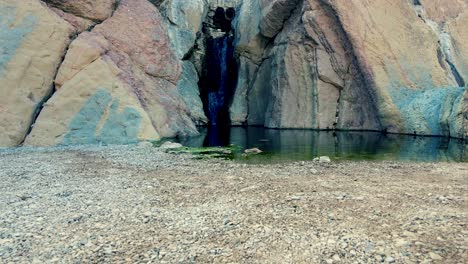 cascada en el desierto de bousaada, argelia