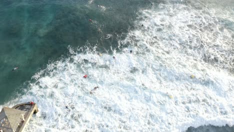 Blick-Aus-Der-Vogelperspektive-Auf-Die-Waikiki-Wände,-Während-Große-Wellen-Auf-Einem-Bodyboarder-Vorbeirauschen