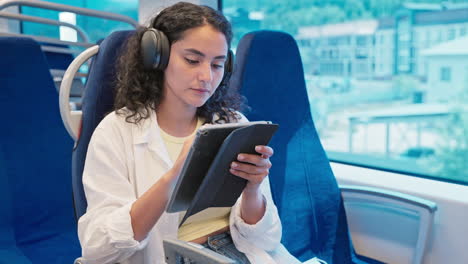 mujer usando una tableta en un tren