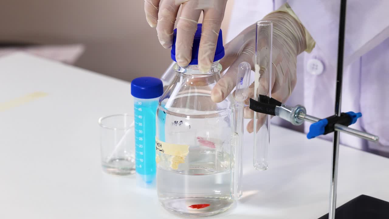 과학자는 실험실 환경에서 나오 반응을 수행합니다.