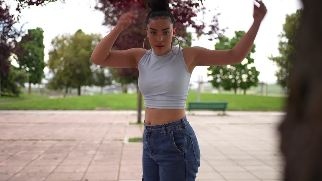 mujer bailando en el parque