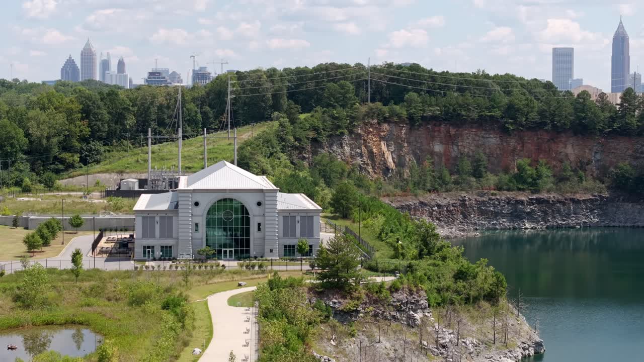 웨스트사이드 저수지 공원 (westside reservoir park) 은 조지아 주 애틀랜타의 스카이라인을 배경으로 드론 촬영을 하고 있다.