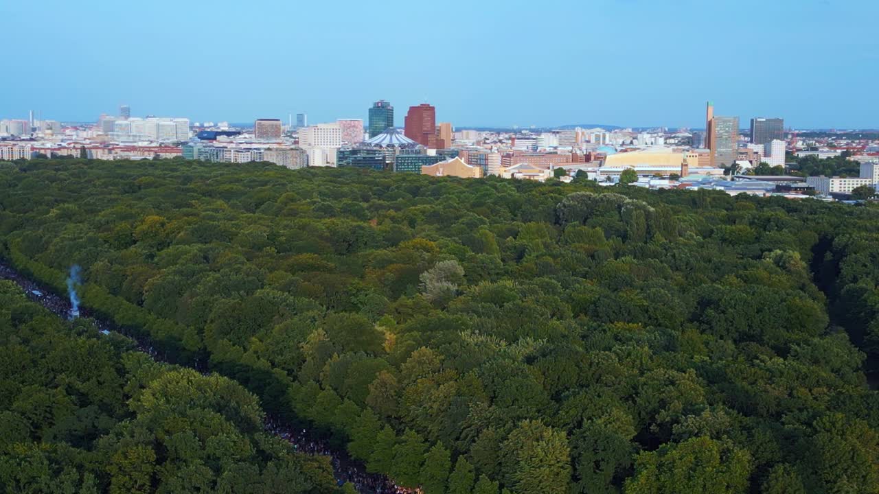 브란덴부르크 게이트 매직 에어리온 탑 뷰 비행 csd 프라이드 퍼레이드 2023 시 베를린 독일 여름 저녁 승리의 기둥