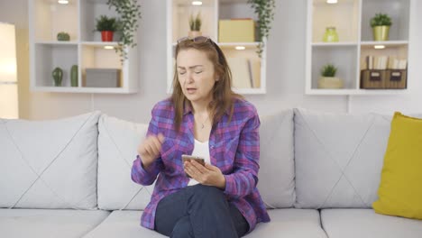 Die-Frau,-Die-Am-Telefon-Schlechte-Nachrichten-Bekam.