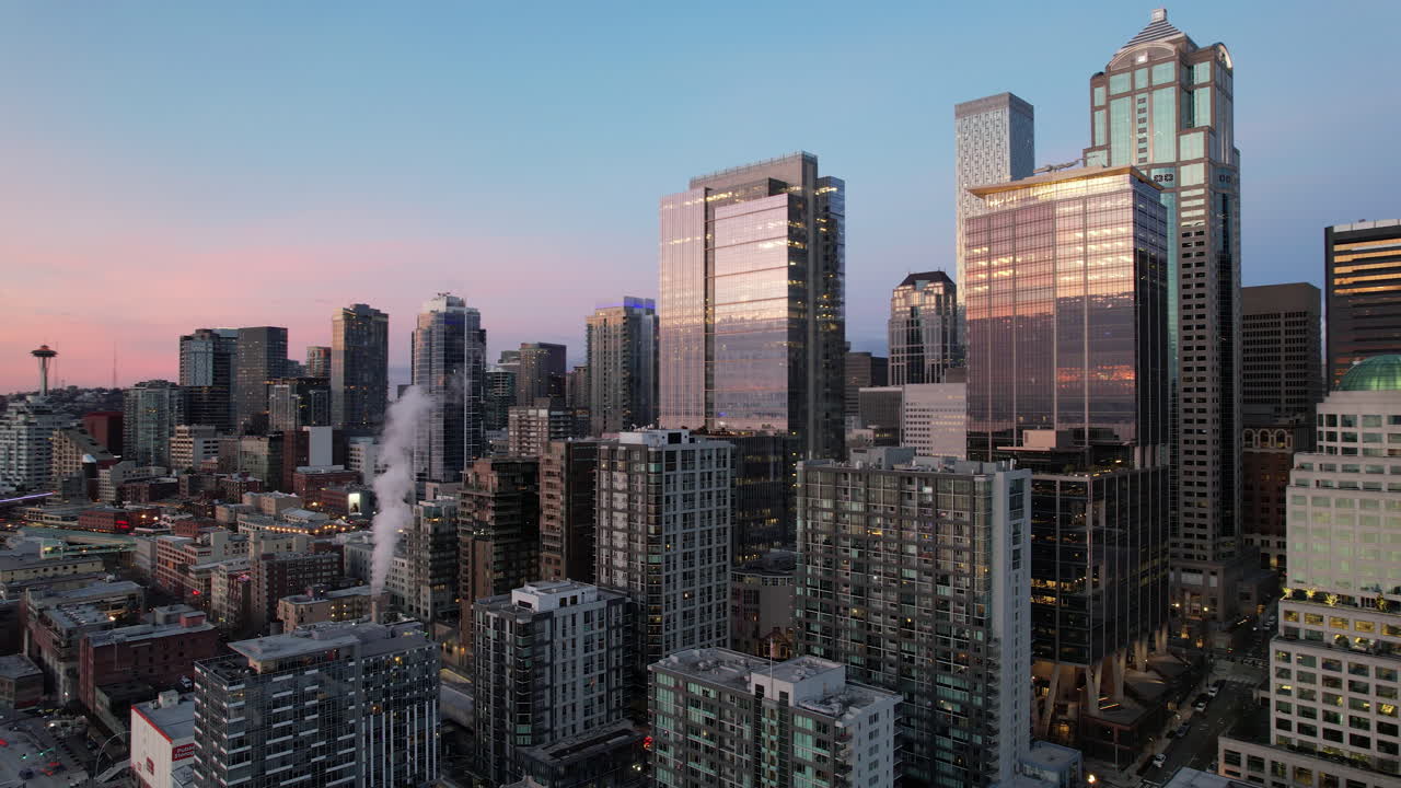 paisaje urbano de seattle al atardecer con hermosos colores del cielo y reflejos edificios rascacielos