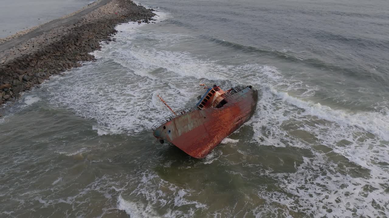 나이지리아 라고스에서 느린 동작으로 촬영된 해변에 부서진 은 배.