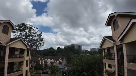 Timelapse-Para-Las-Nubes-En-El-Horizonte-Con-Una-Vista-Verde