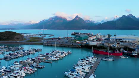 Video-De-Drones-De-4k-De-Botes-Y-Barcos-En-El-Puerto-De-Valdez-En-Valdez,-Alaska-Durante-El-Día-Soleado-De-Verano