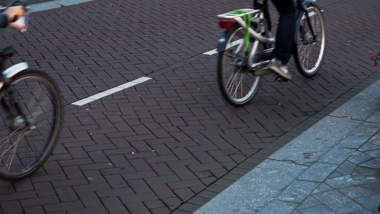 도시 거리를 타고 있는 자전거 두 대를 닫아라