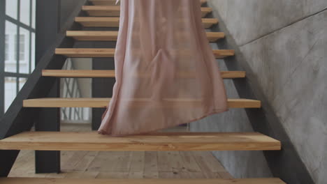 mujer sensual quitándose la ropa
