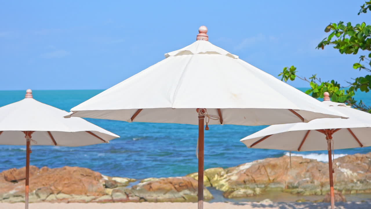 un primer plano de tres sombrillas de lona