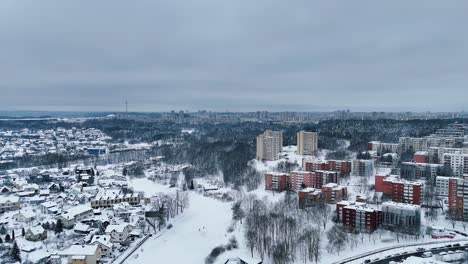 Winterschnee-Bedeckt-Die-Vororte-Von-Vilnius.-Litauen