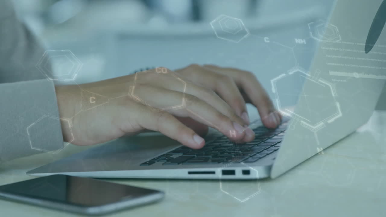 animación del procesamiento de datos científicos sobre un hombre caucásico usando una computadora portátil