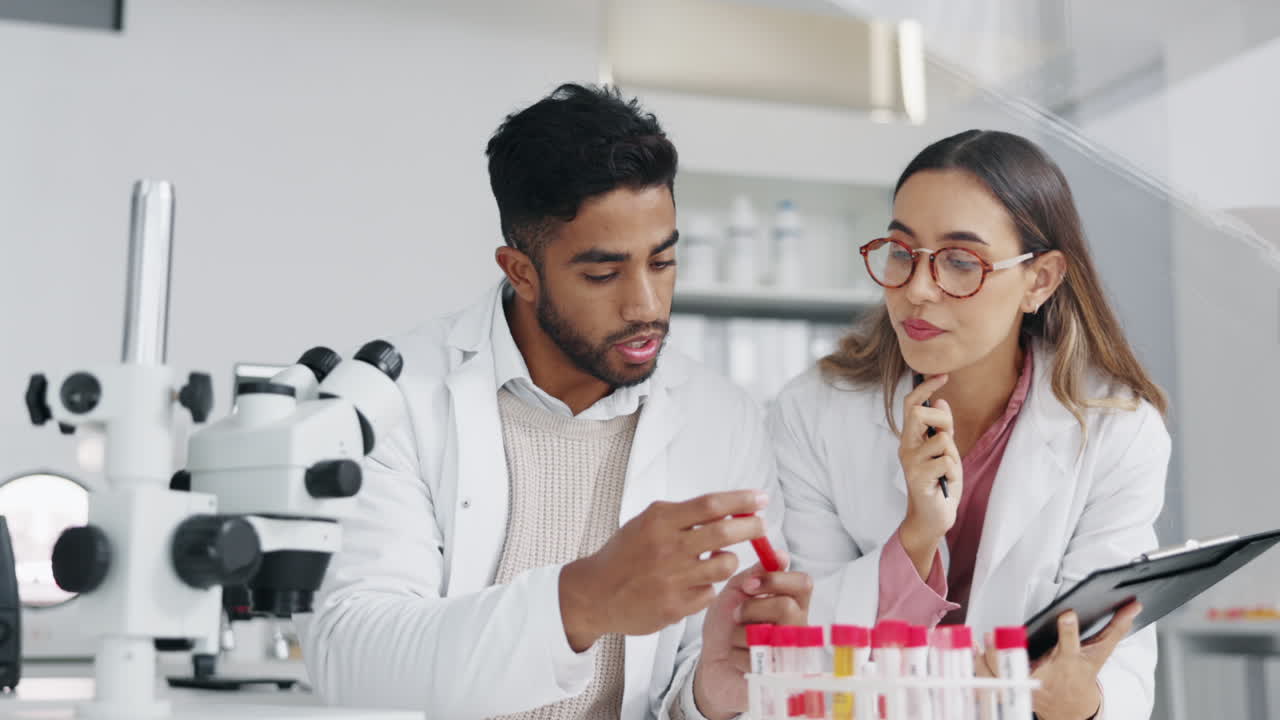 ciencia, hablando y médicos con muestra de investigación