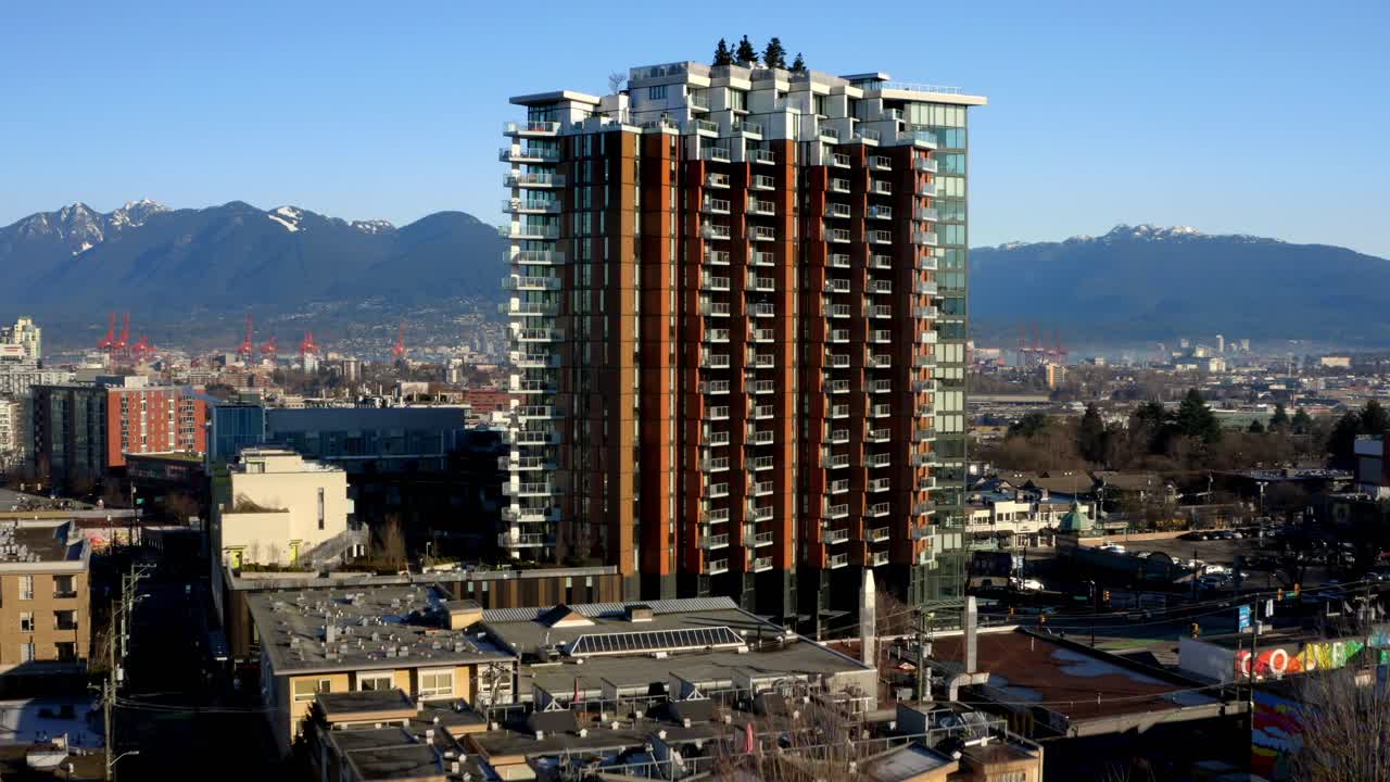 volando hacia un edificio alto del apartamento independiente en la ciudad de vancouver en columbia británica, canadá