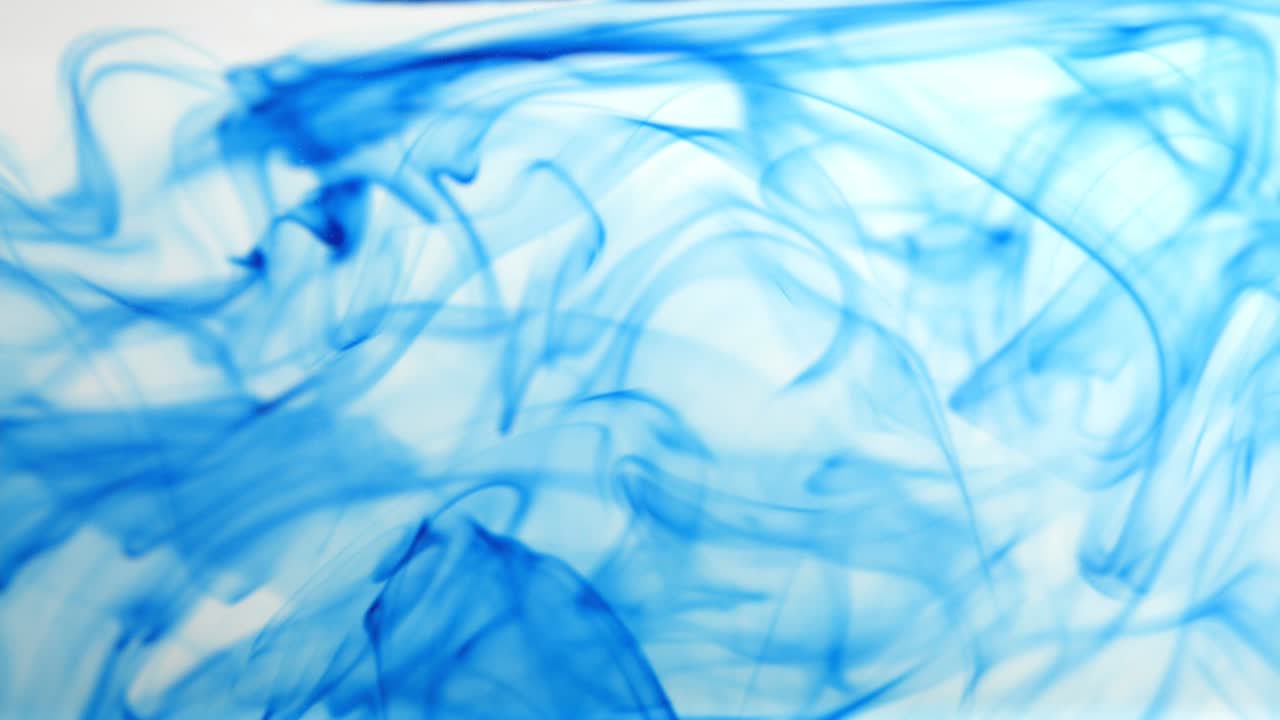 Fumo blu su sfondo bianco