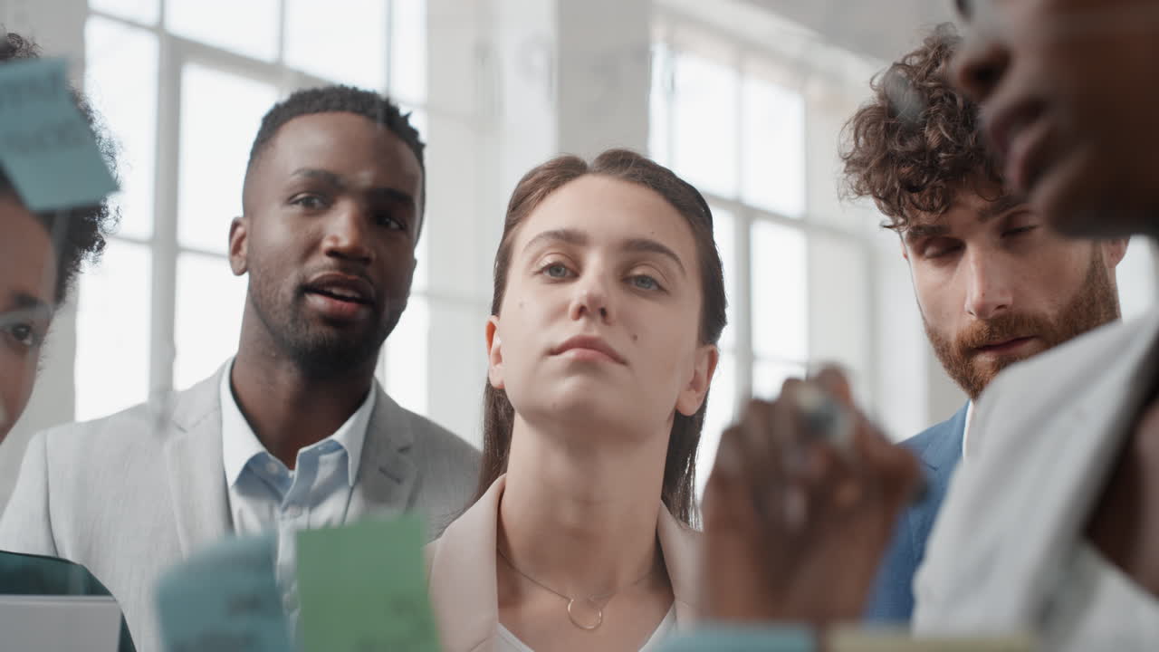 gente de negocios corporativa usando notas adhesivas haciendo lluvia de ideas estrategia de resolución de problemas en pizarra de vidrio líder de equipo mujer mostrando la solución para la fecha límite del proyecto en la reunión de la oficina