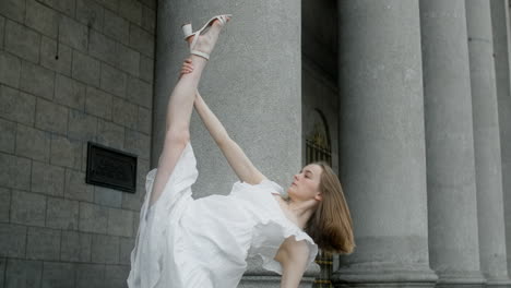 bailarina de ballet estirándose al aire libre