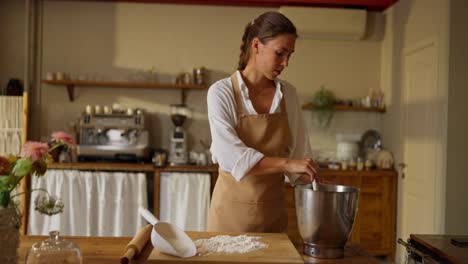 mujer horneando en la cocina