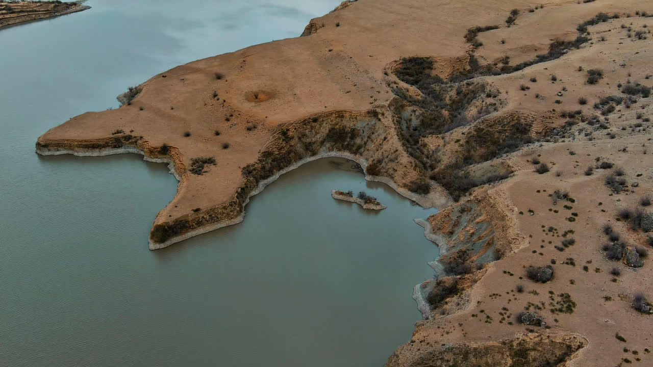 toma de drones de un paisaje con agua y montañas en el cañón sulak