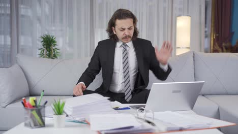 el hombre de negocios frustrado se enoja y se molesta.