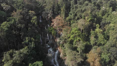 Plano-Amplio-De-La-Cascada-Tat-Kuang-Si-En-Luang-Prabang,-Laos,-Hermosa-Cascada-En-La-Selva-Tropical,-Aérea