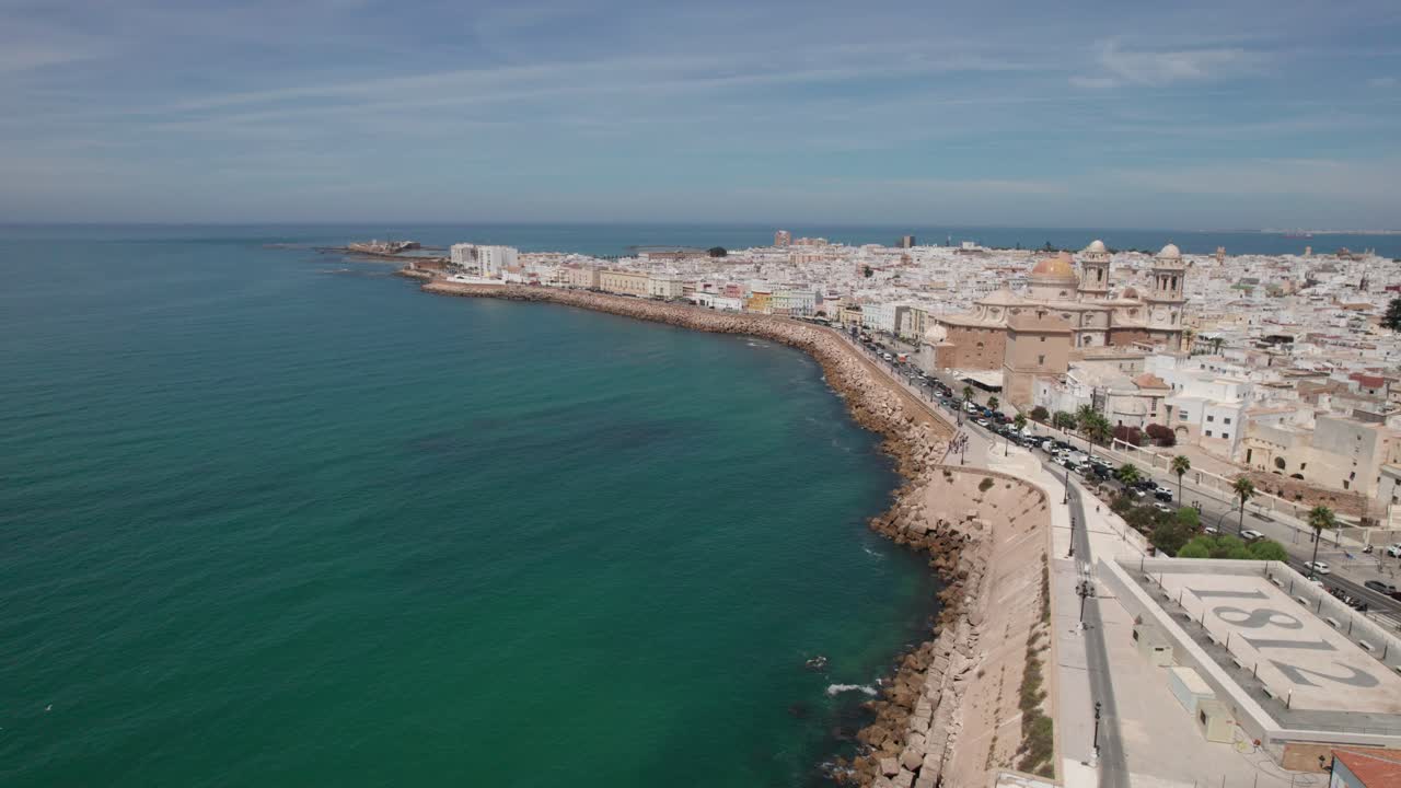Video panoramico con drone che mostra il movimento della città di Cadice e della costa durante una giornata estiva